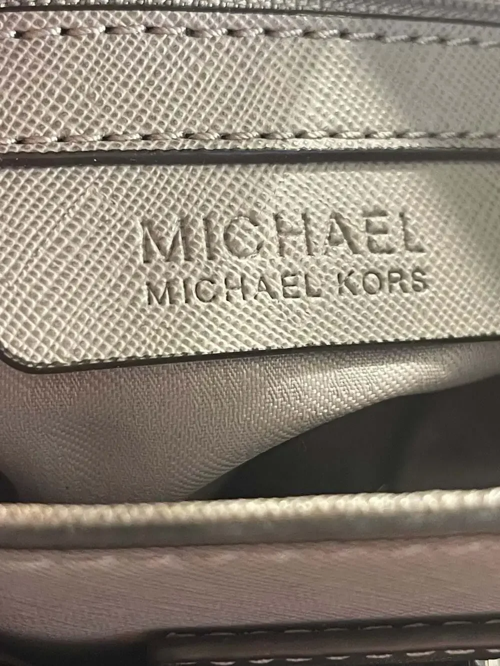 Michael Kors Saffiano Leather scuff resistant 2015 Handbag. Shiny Silver Tone Lo